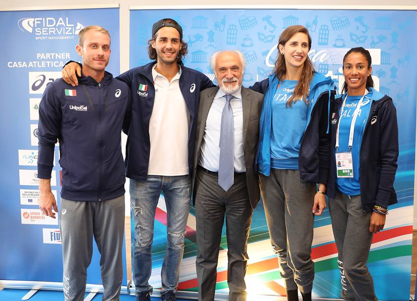 Da sinistra gli alfieri della squadra azzurra: Matteo Galvan, Gianmarco Tamberi, il presidente della Fidal Alfio Giomi, Alessia Trost e Libania Grenot